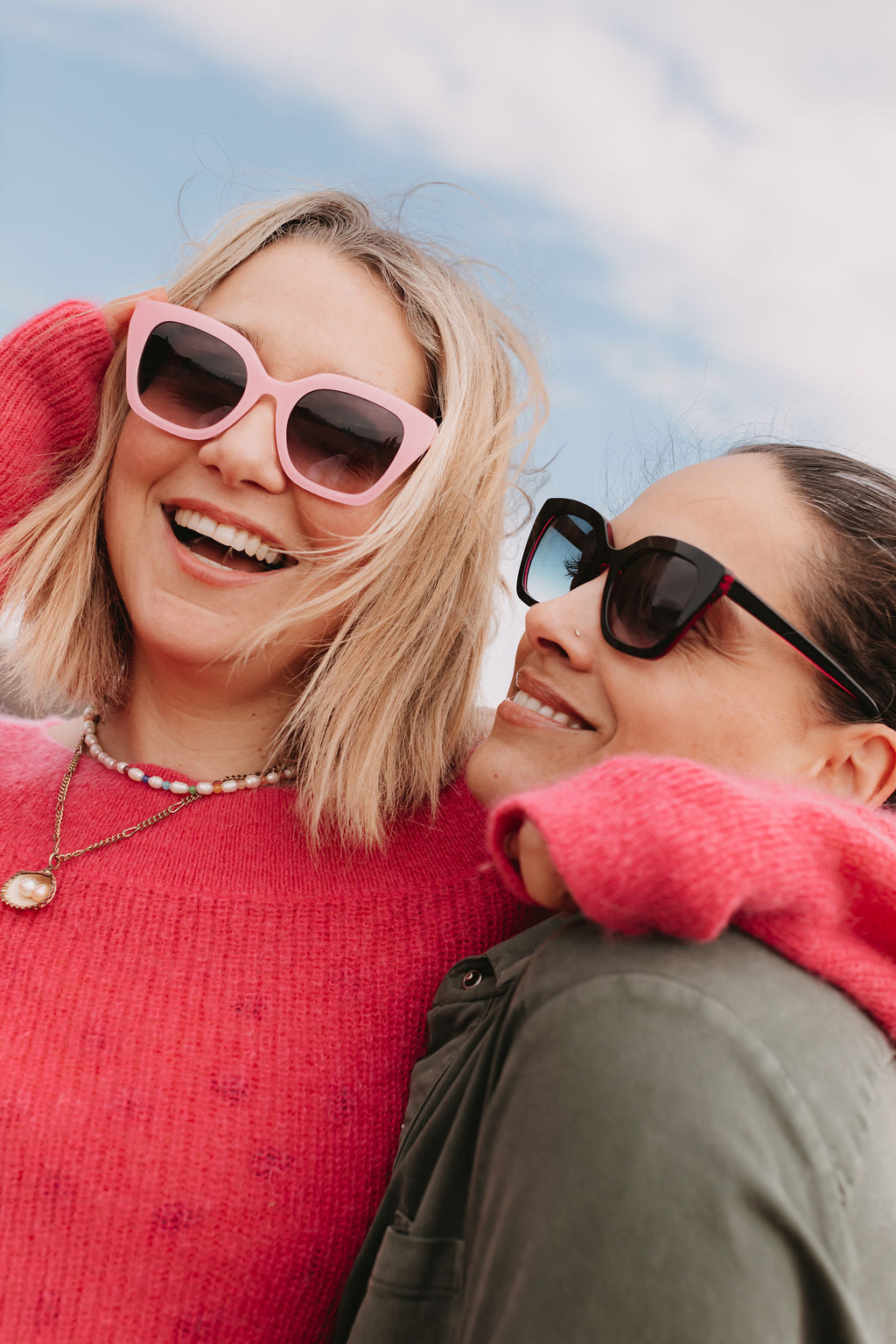 zoedepass Lauryn Black Pink sunglasses close-up on model