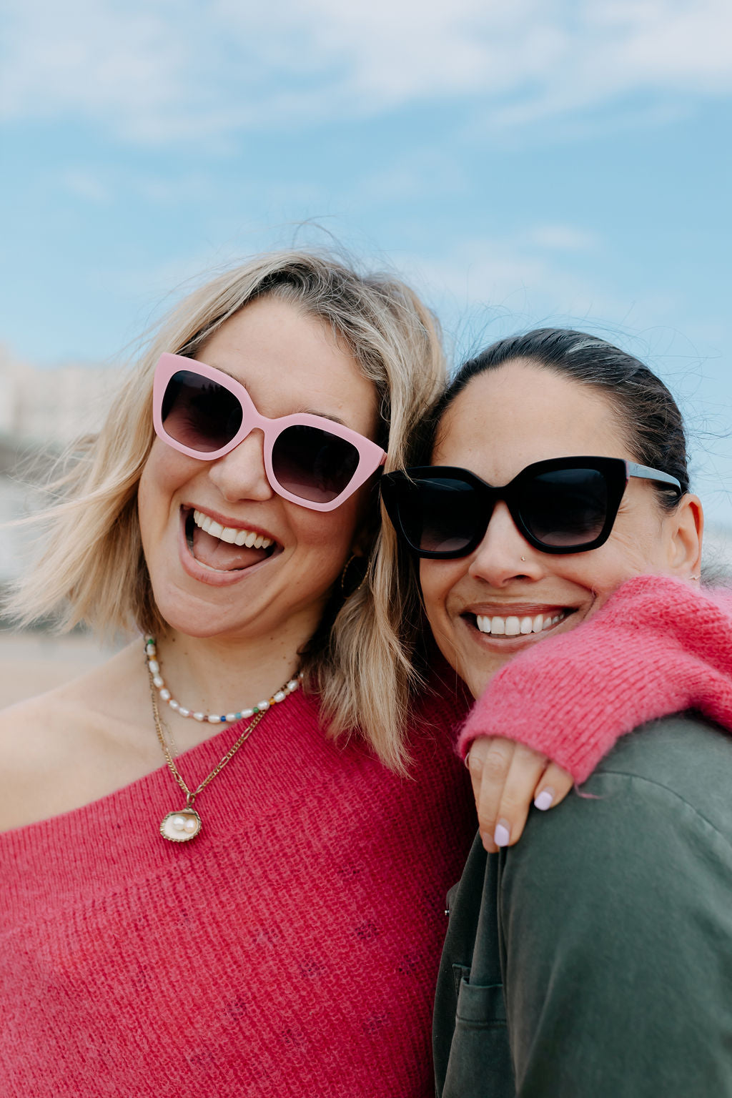 zoedepass Lauryn Black Pink sunglasses model close-up image