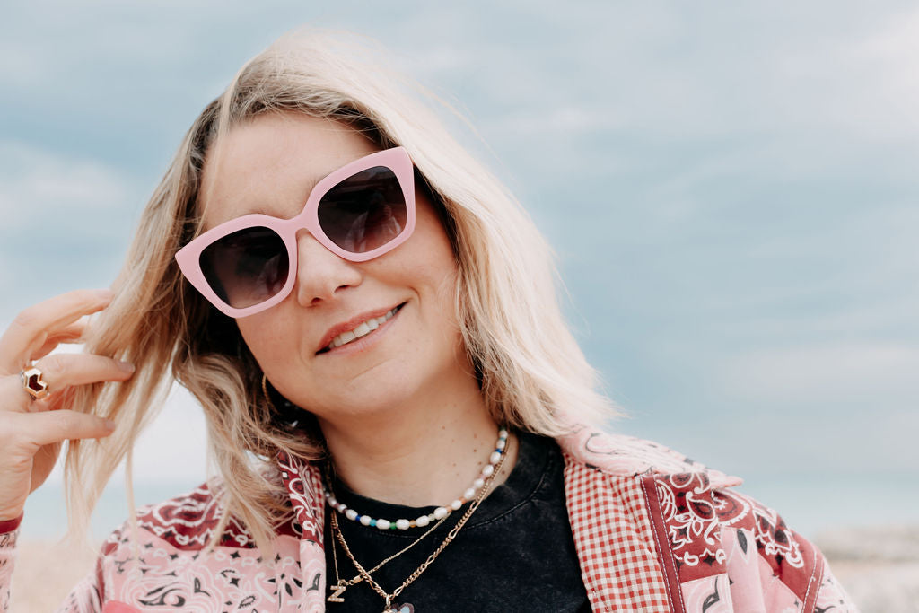 zoedepass Lauryn Candy Pink sunglasses model close-up image