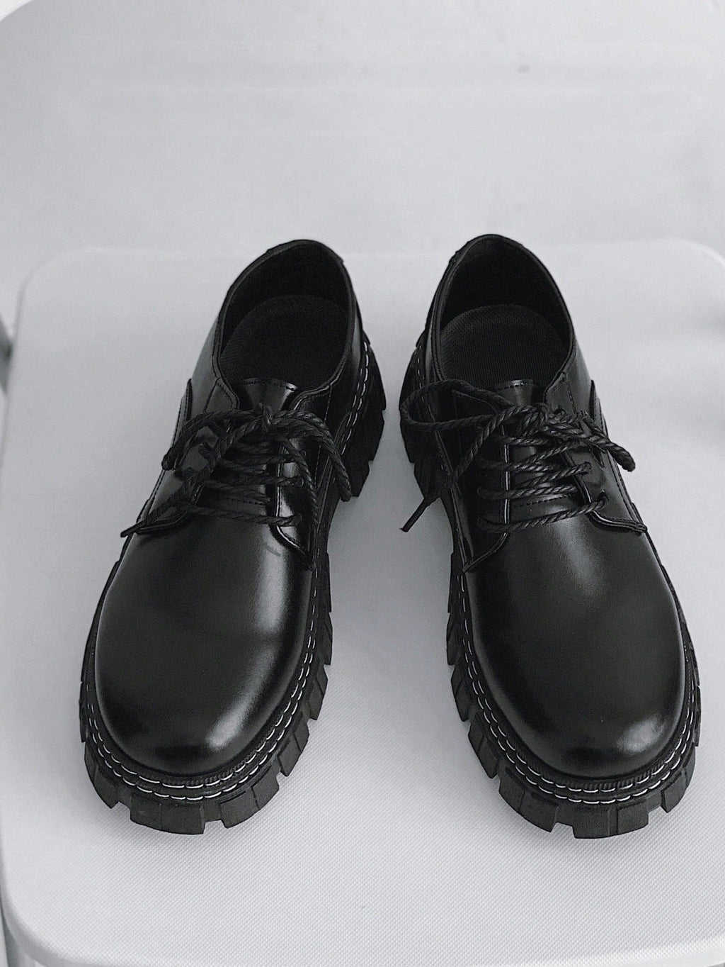 Kenike men's lace-up dress shoes round toe detail