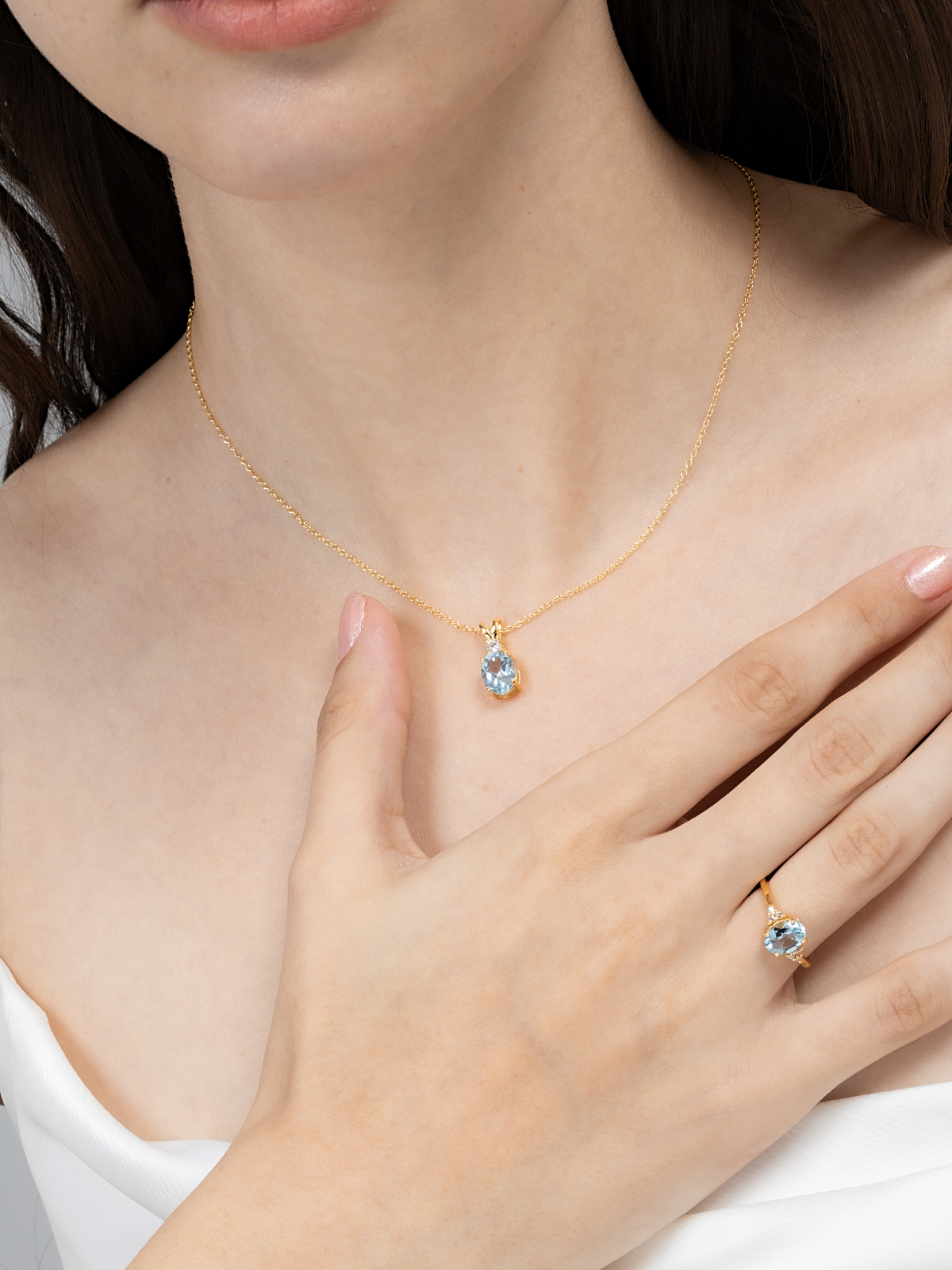 Blue topaz pendant necklace and ring in 18k gold vermeil on neck