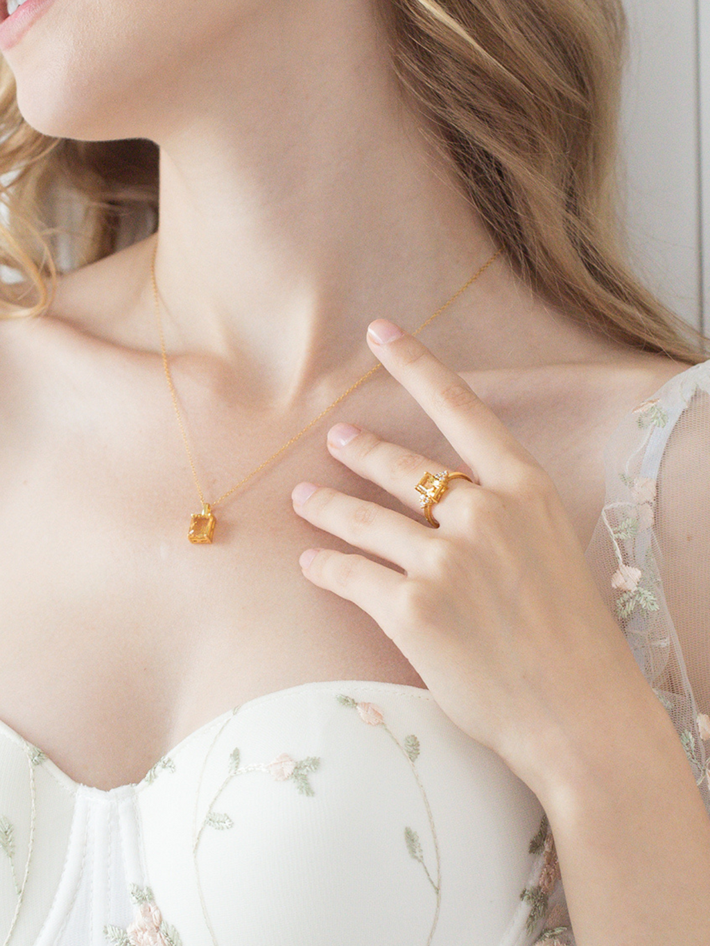 Citrine emerald cut ring and necklace in 18k gold vermeil model detail