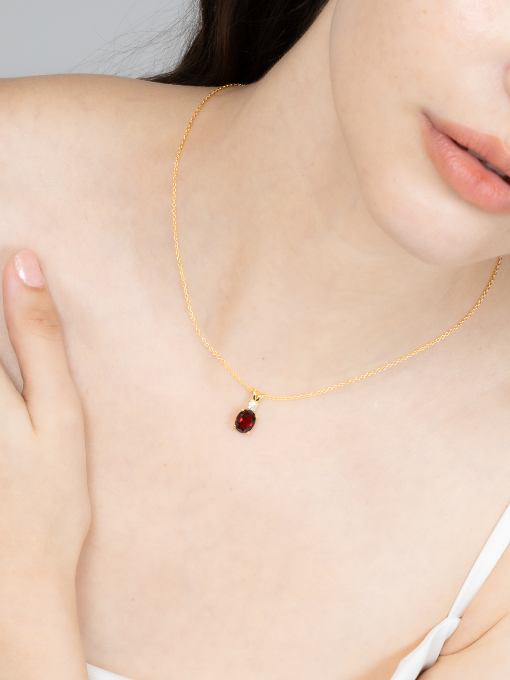 Garnet necklace in 18k gold vermeil styled image