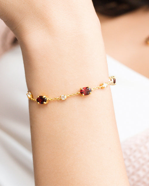 Garnet bracelet in 18k gold vermeil model image
