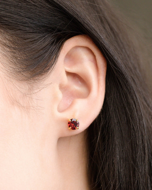Garnet round stud earrings in 18k gold vermeil model image