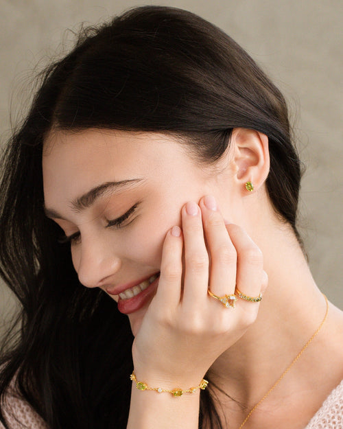 Vianne Jewellery peridot bracelet with green gemstone rings in gold vermeil worn by model