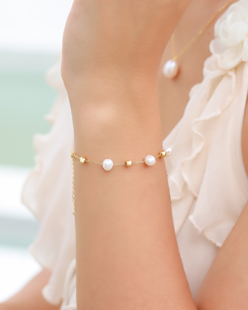 Vianne Jewellery pearl station bracelet in 18k gold vermeil shown on model