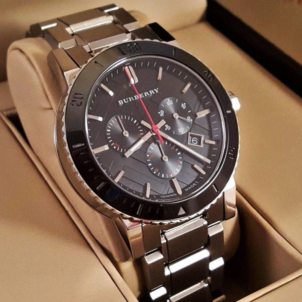 Burberry BU9380 watch case and bracelet detail