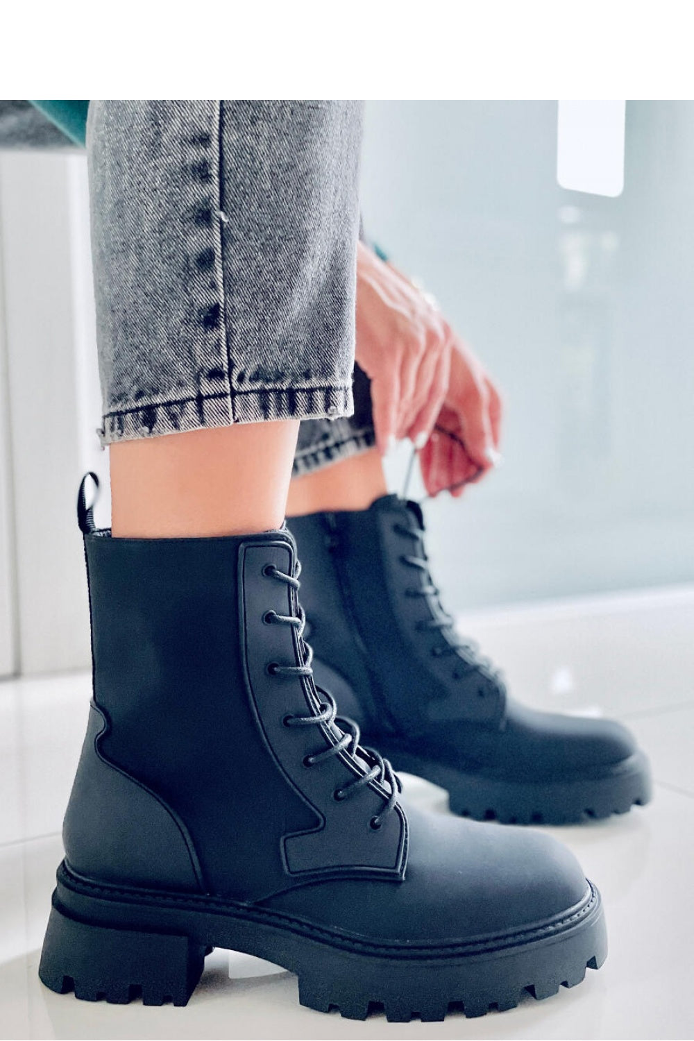 Inello model 171643 black shoes lace-up detail