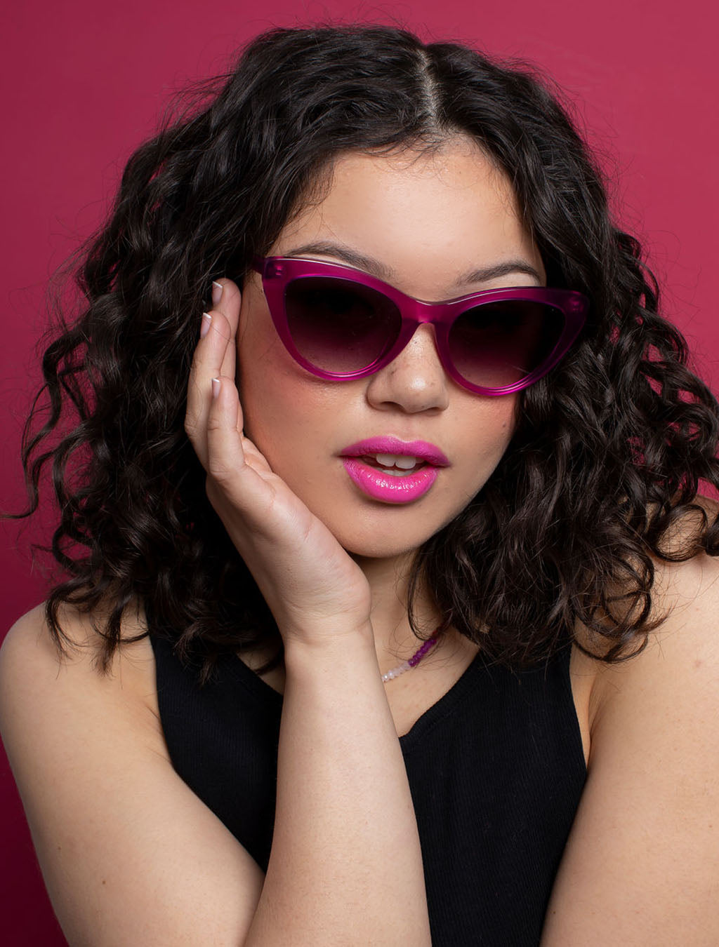 zoedepass Amy Magenta cat-eye sunglasses model detail image