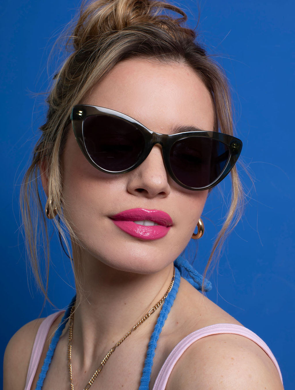 zoedepass Amy Forest Green cat-eye sunglasses fashion model image