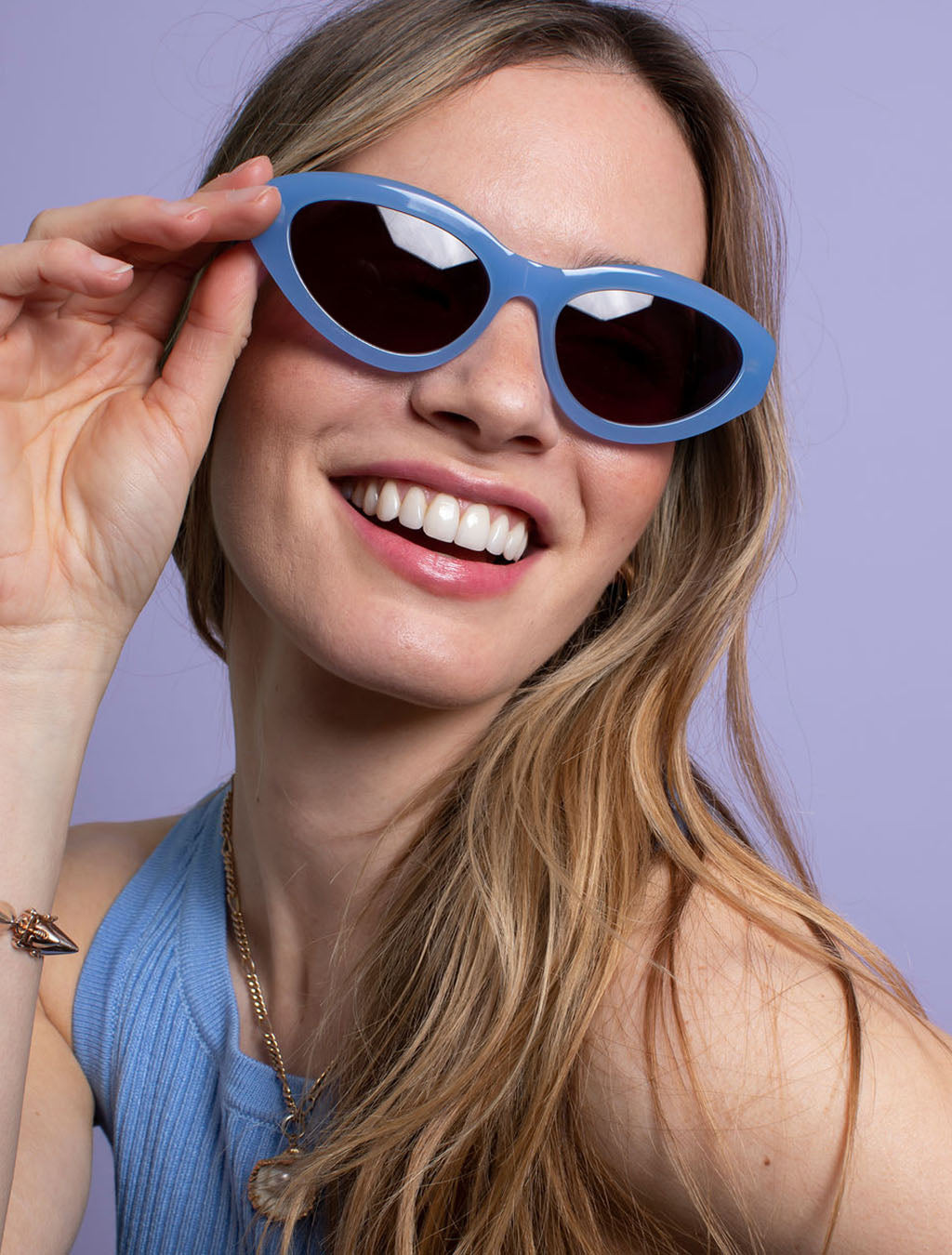 zoedepass Billie Sky Blue oval sunglasses model lifestyle image