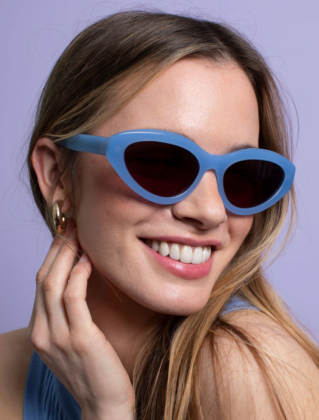 zoedepass Billie Sky Blue sunglasses studio model image