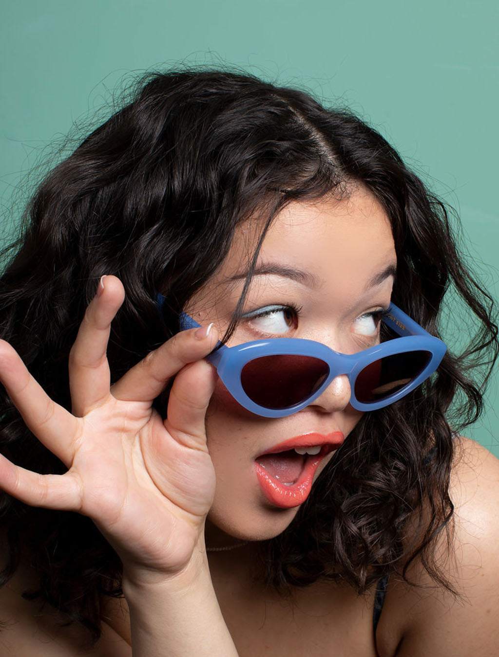 zoedepass Billie Sky Blue oval sunglasses model detail image