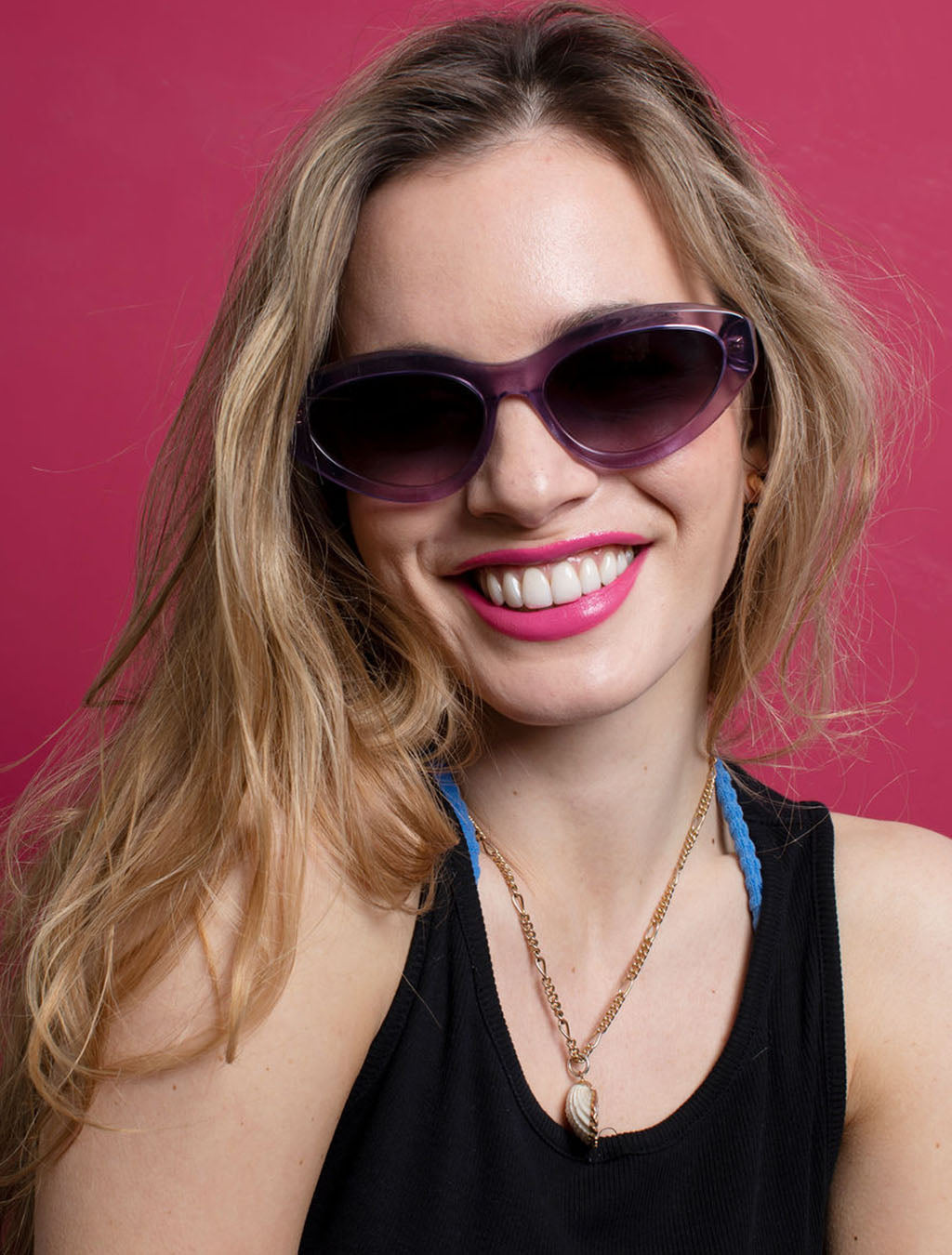 zoedepass Billie Amethyst sunglasses model close-up image