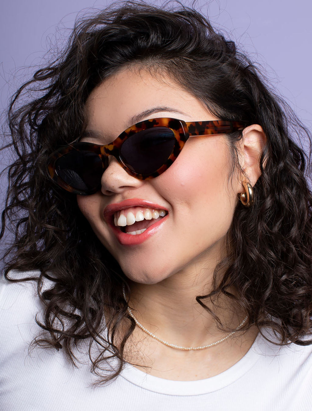 zoedepass Billie Autumn oval sunglasses model detail image