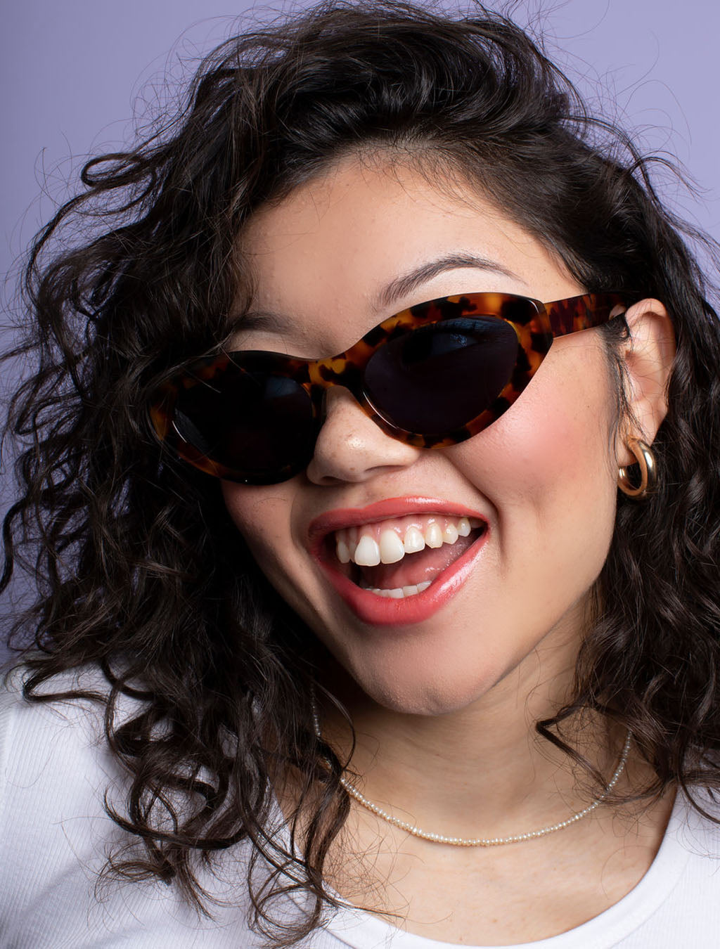 zoedepass Billie Autumn oval sunglasses close-up on model