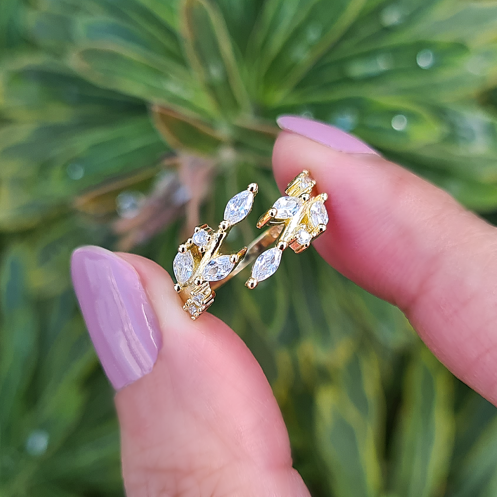 Gold adjustable leaf ring detail image