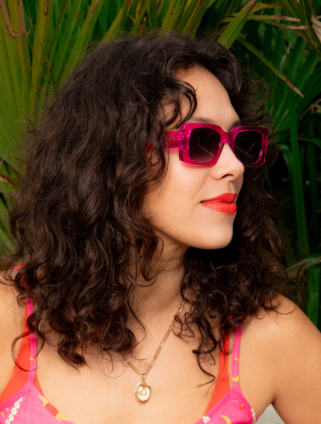 zoedepass Grace Fuchsia Pink sunglasses model detail image