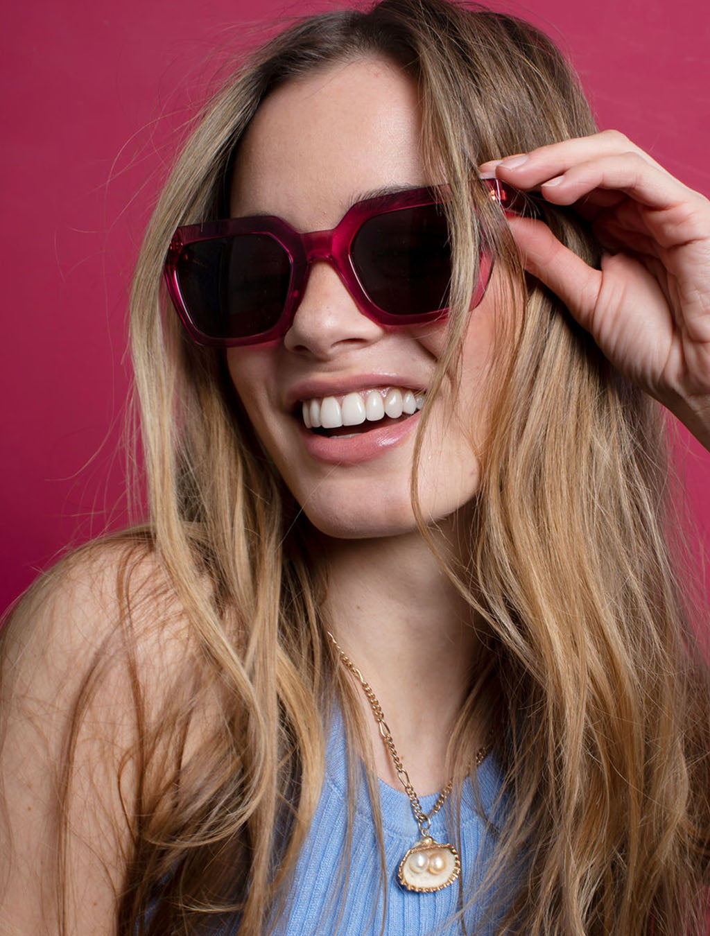 zoedepass Kate Raspberry sunglasses model detail image