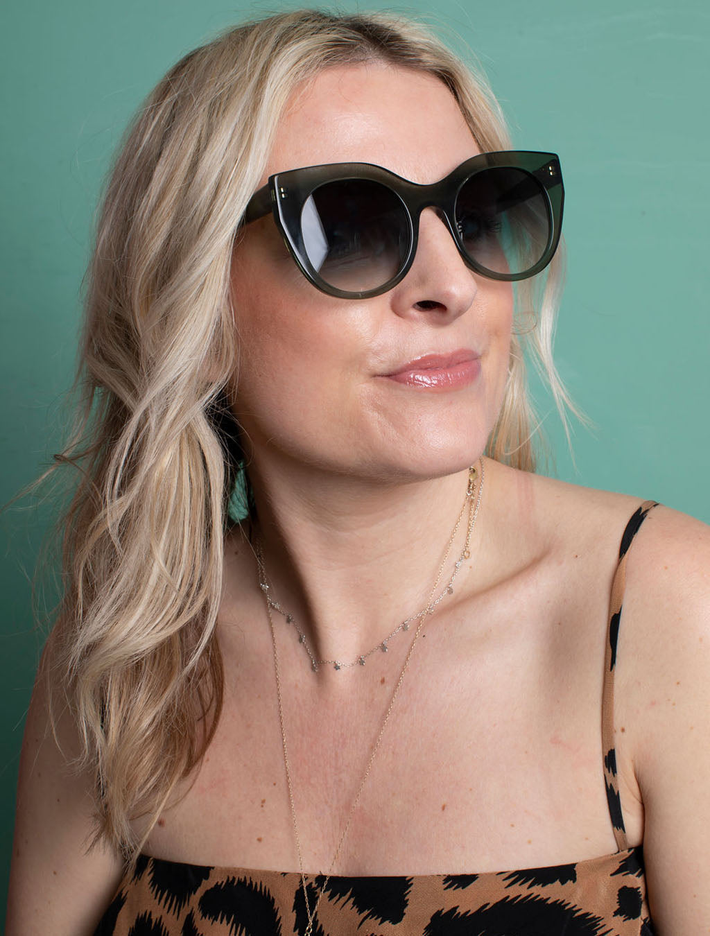 zoedepass Lily Forest Green sunglasses side portrait image
