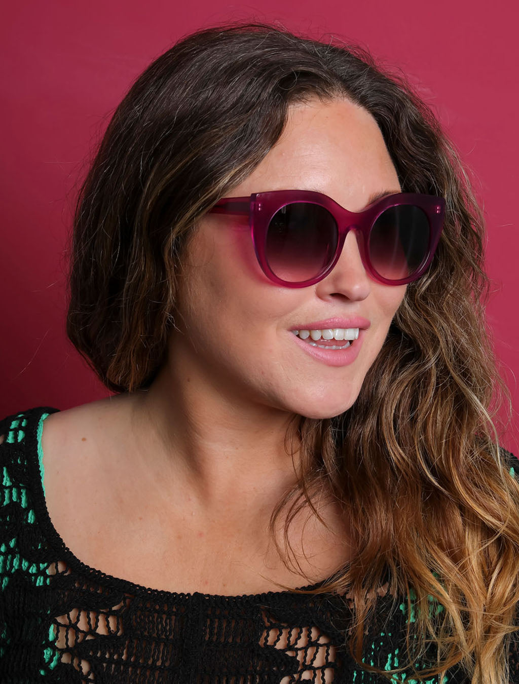 zoedepass Lily Magenta sunglasses lifestyle model image