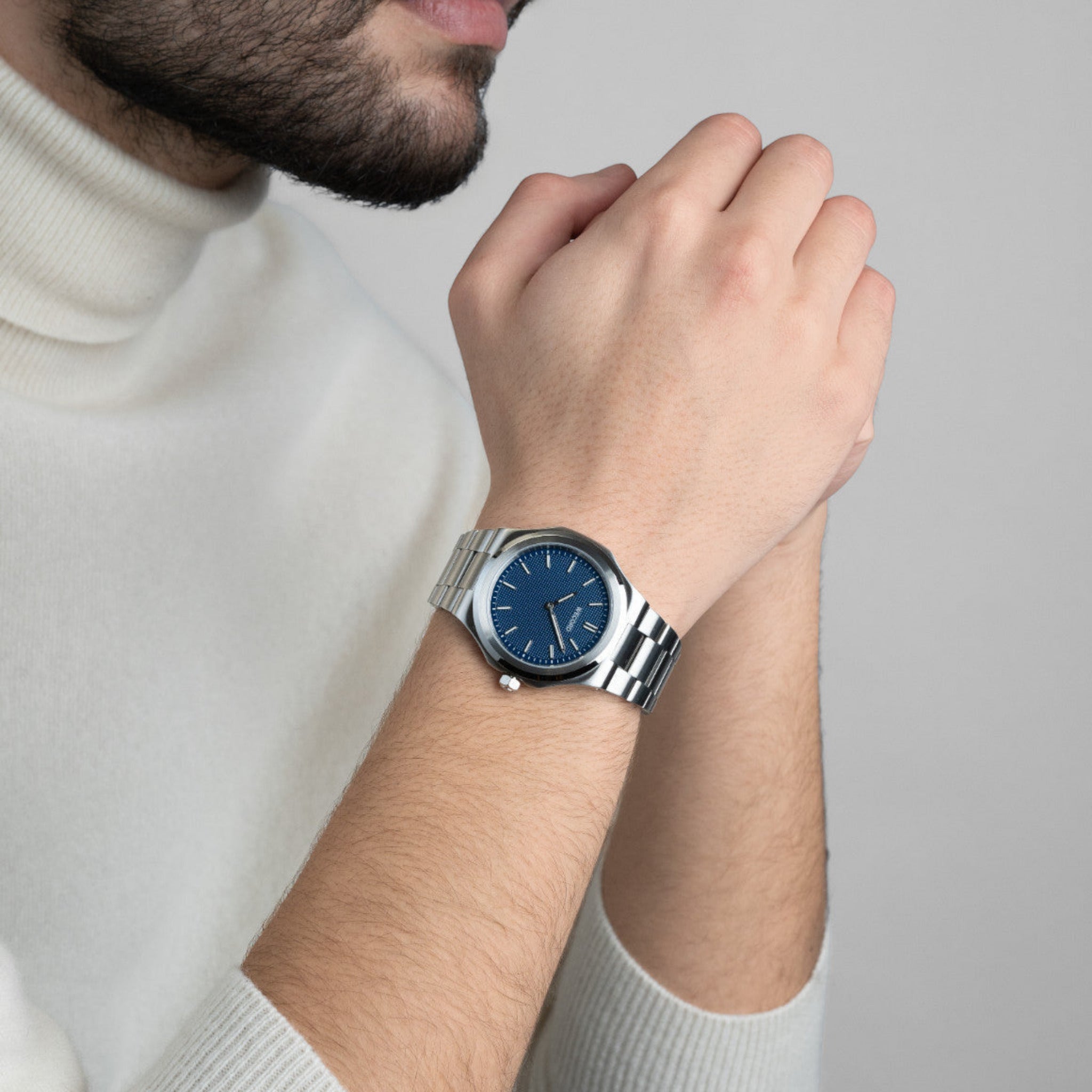 Wecord London Oliver Large watch in Navy Blue detail photo