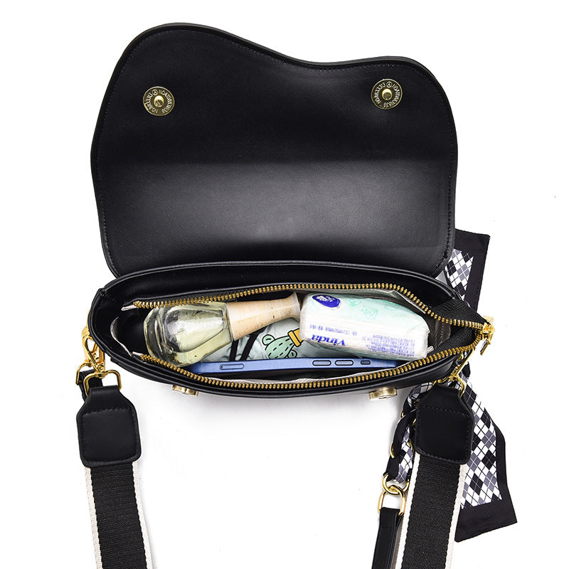 Kenike underarm saddle bag strap and hardware detail