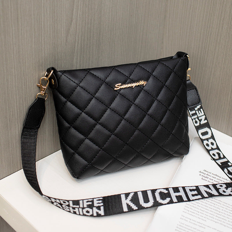 Kenike small chain shoulder purse model styling image