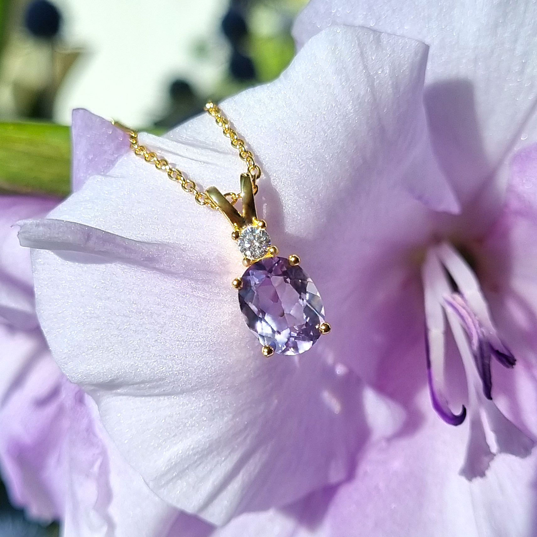 Oval lavender amethyst pendant necklace in 18k gold vermeil close-up