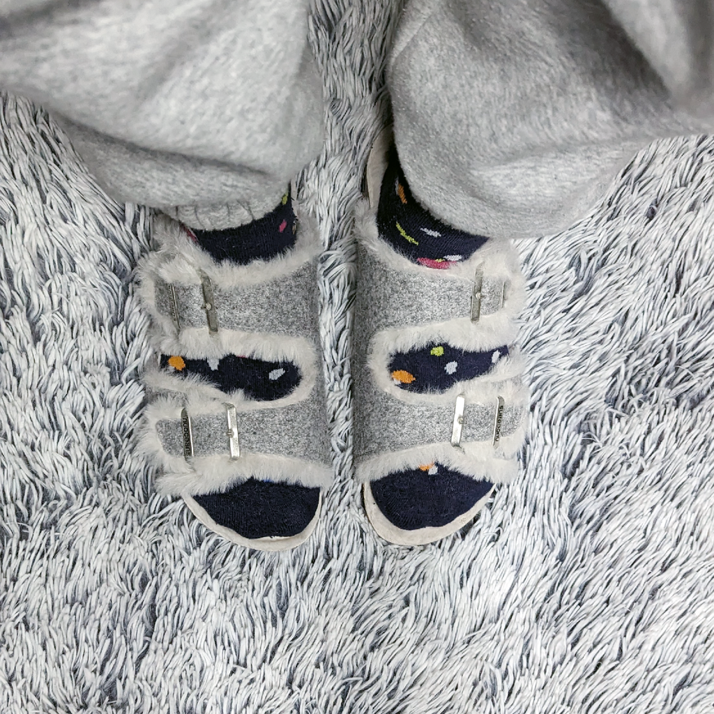 Nuoceans FLUFF grey white vegan felt indoor sandal pair view