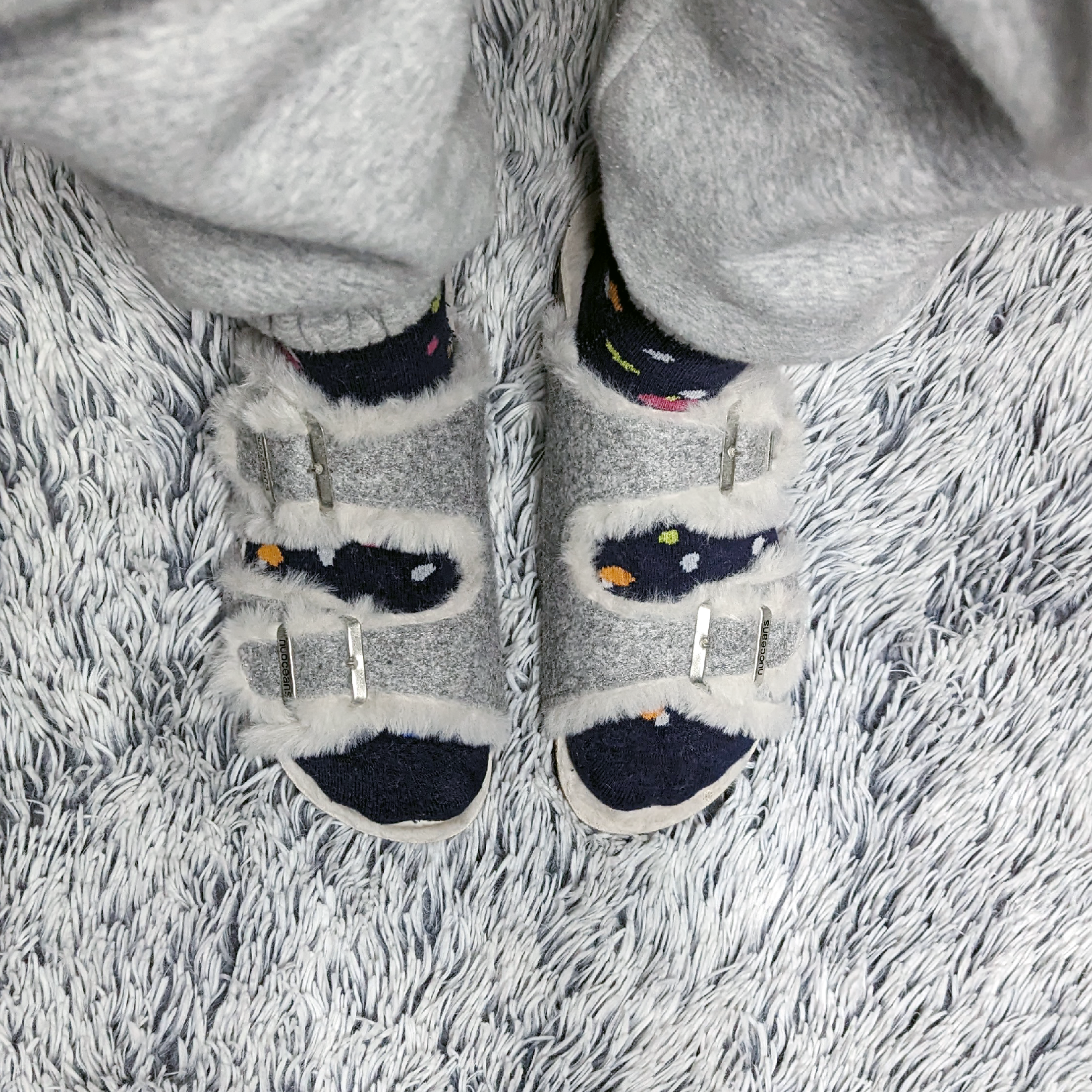 Nuoceans FLUFF grey white vegan felt indoor sandal pair view