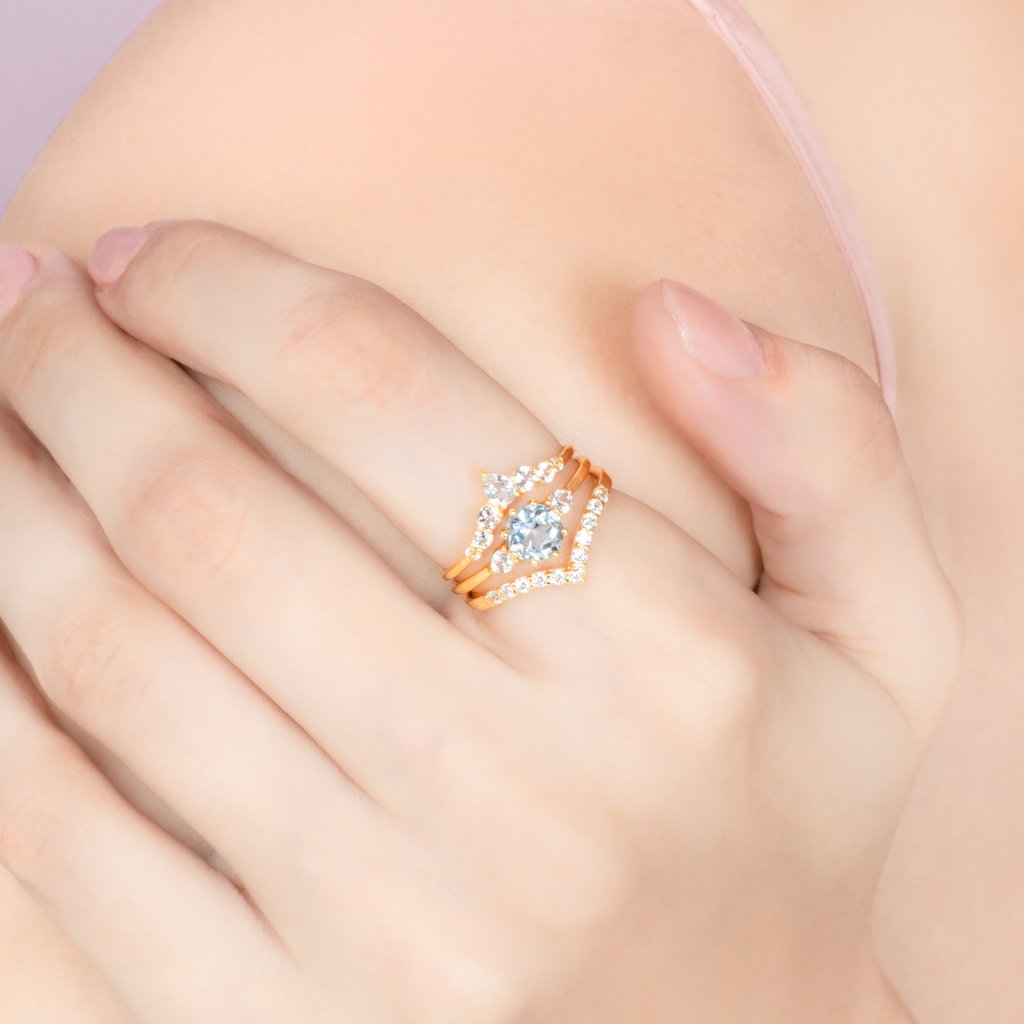 Wishbone curved eternity ring in 18k gold vermeil detail image