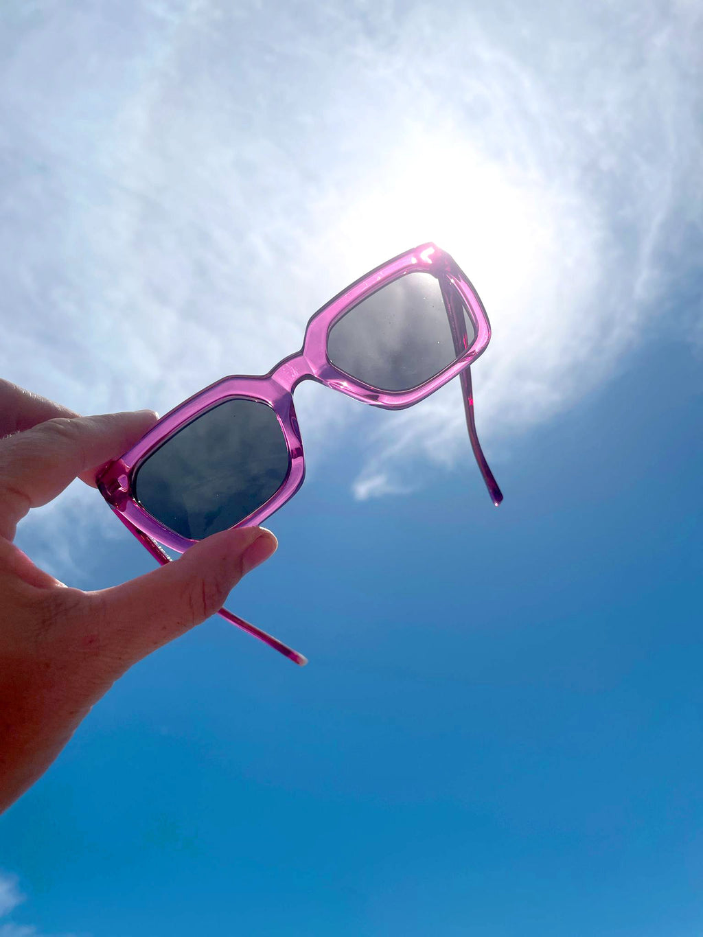 zoedepass Kate Raspberry sunglasses model lifestyle image