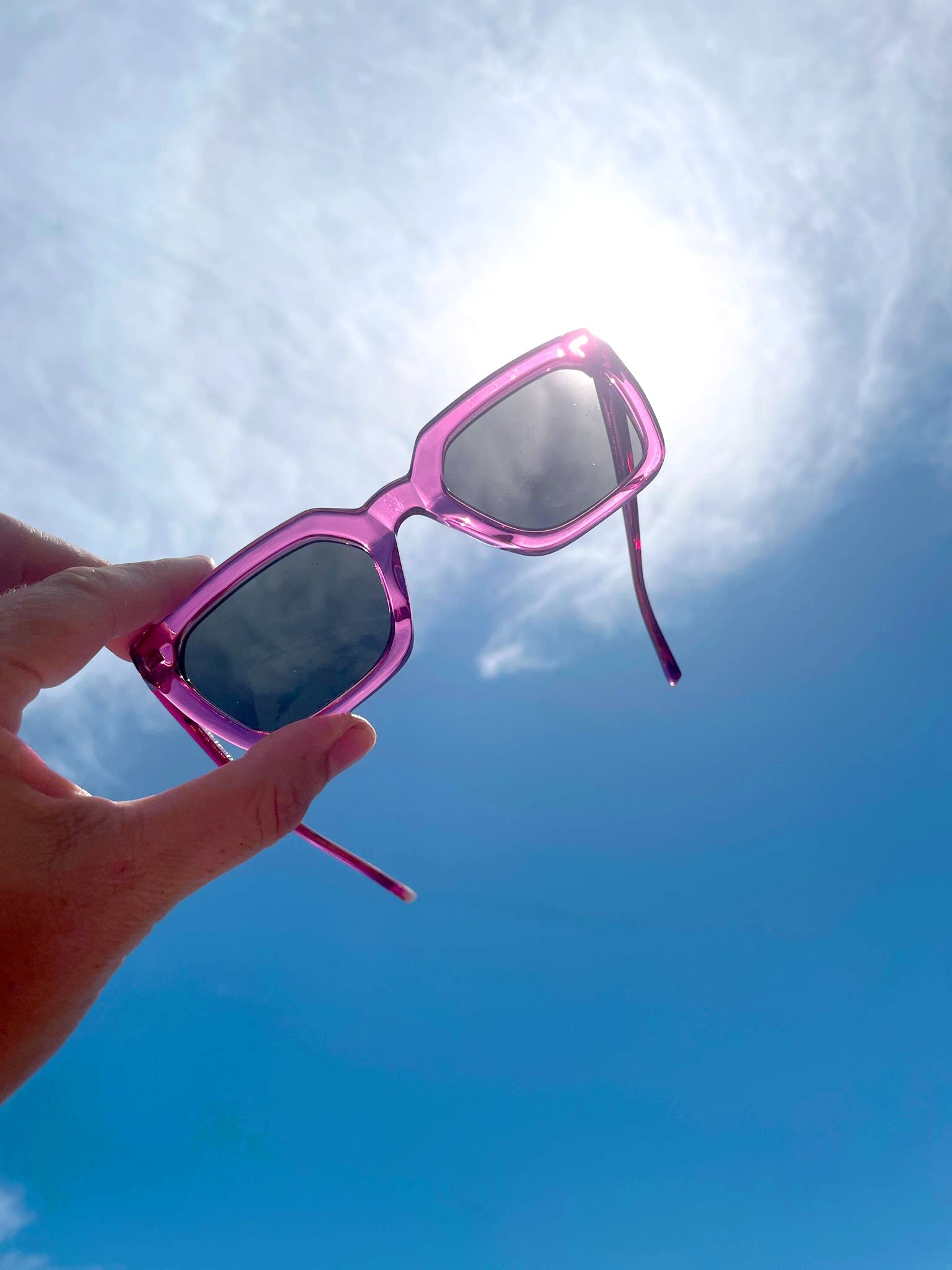 zoedepass Kate Raspberry sunglasses model lifestyle image