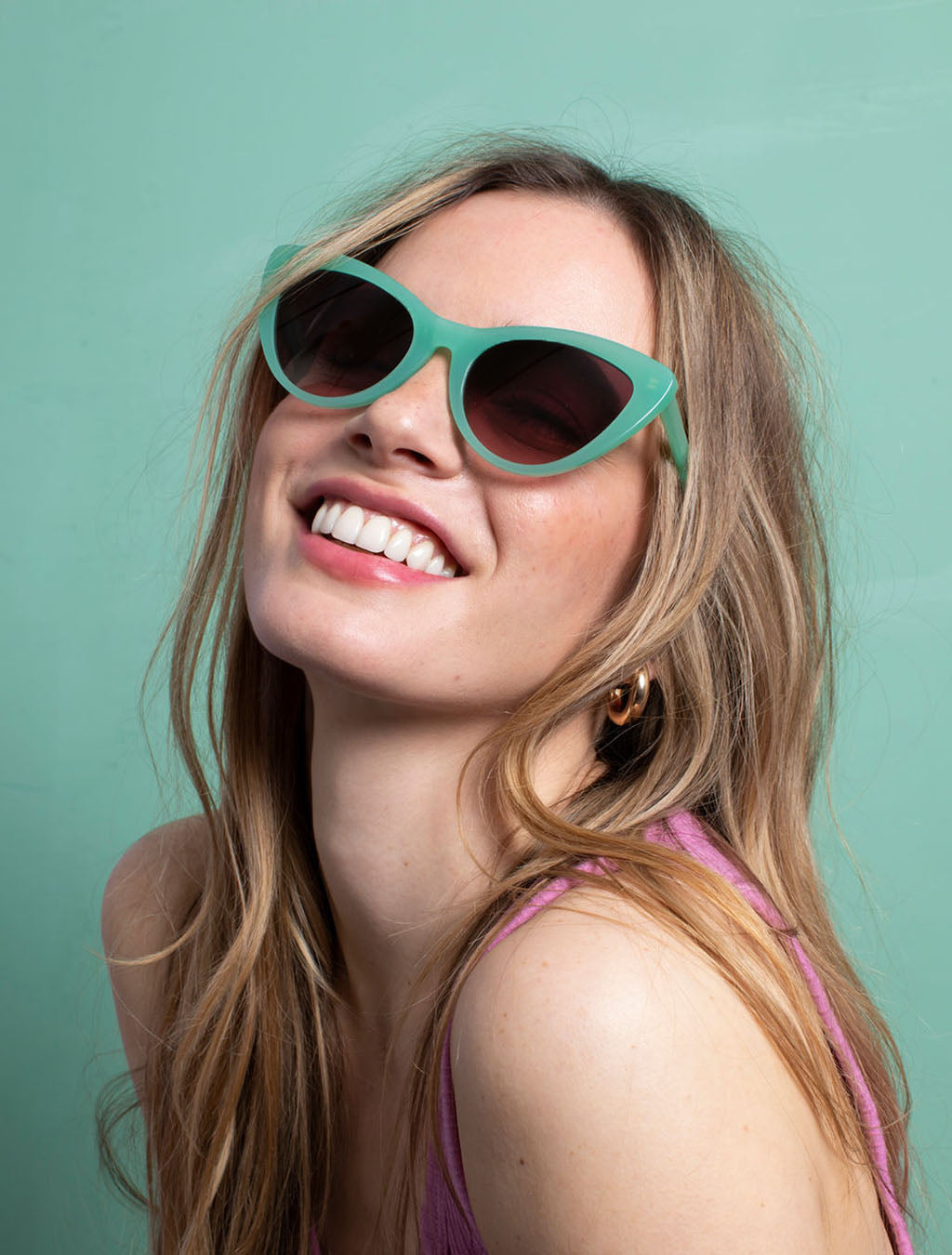 zoedepass Amy Spring green sunglasses model side portrait