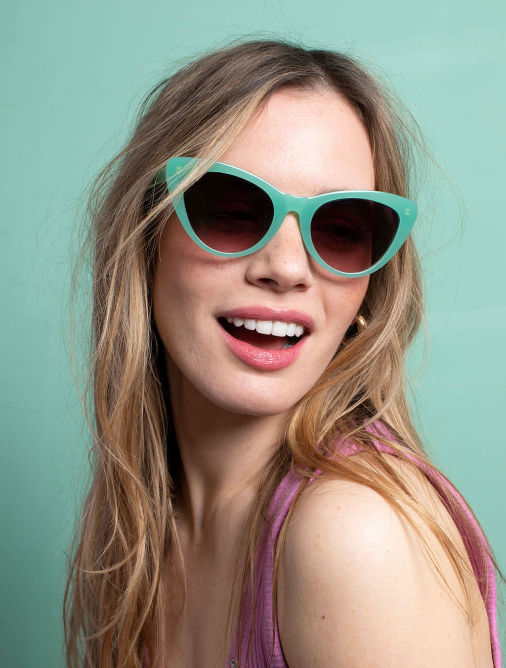 zoedepass Amy Spring green cat-eye sunglasses lifestyle close-up