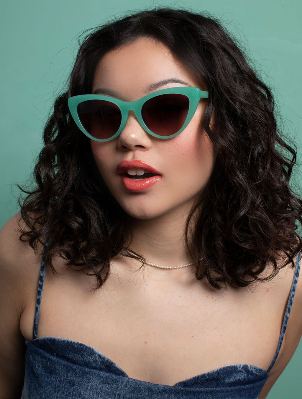 zoedepass Amy Spring green cat-eye sunglasses outdoor model image