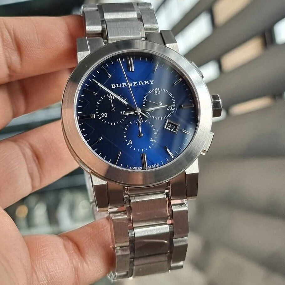 Burberry BU9363 The City watch in hands with blue dial