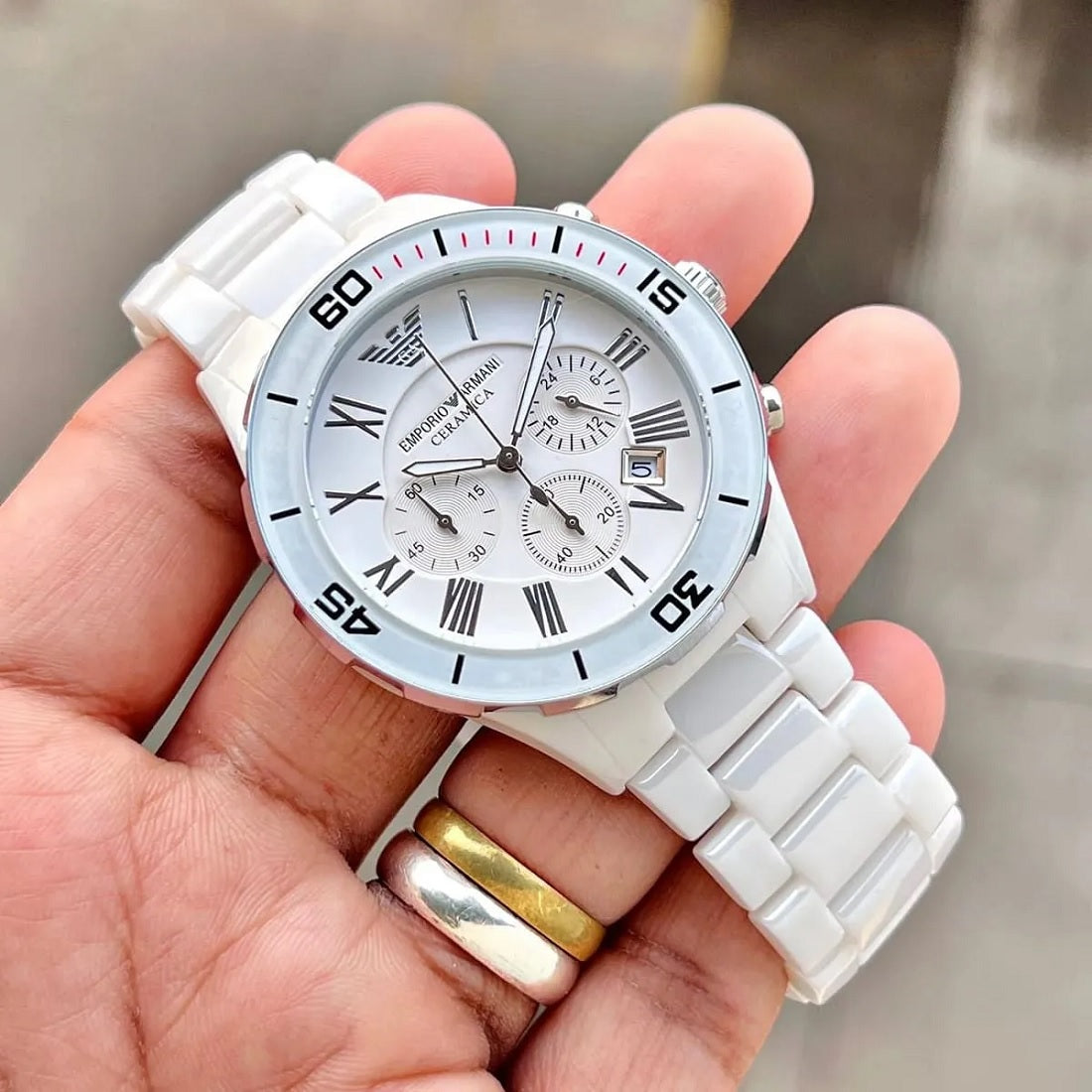 Emporio Armani AR1424 Leo white dial close-up with ceramic bracelet