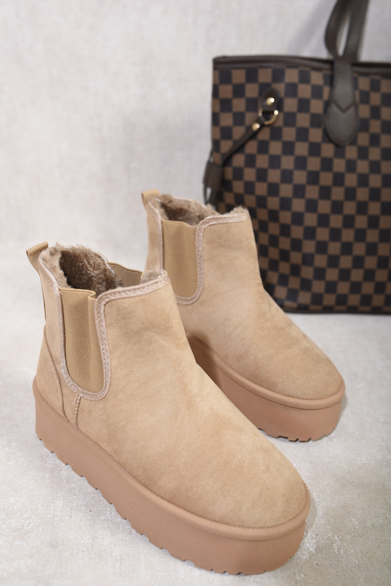 Kenike faux fur lined Chelsea boots cuff detail