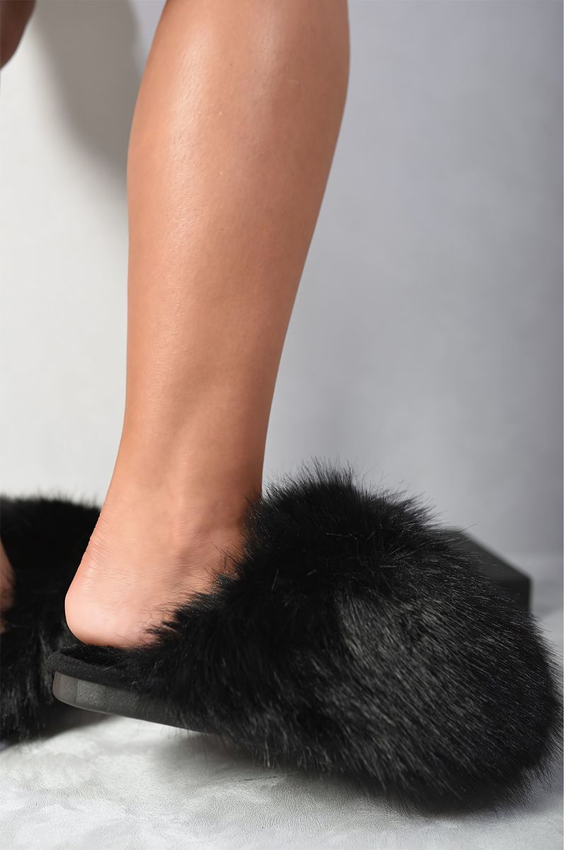 Kenike faux fur sandal footbed detail