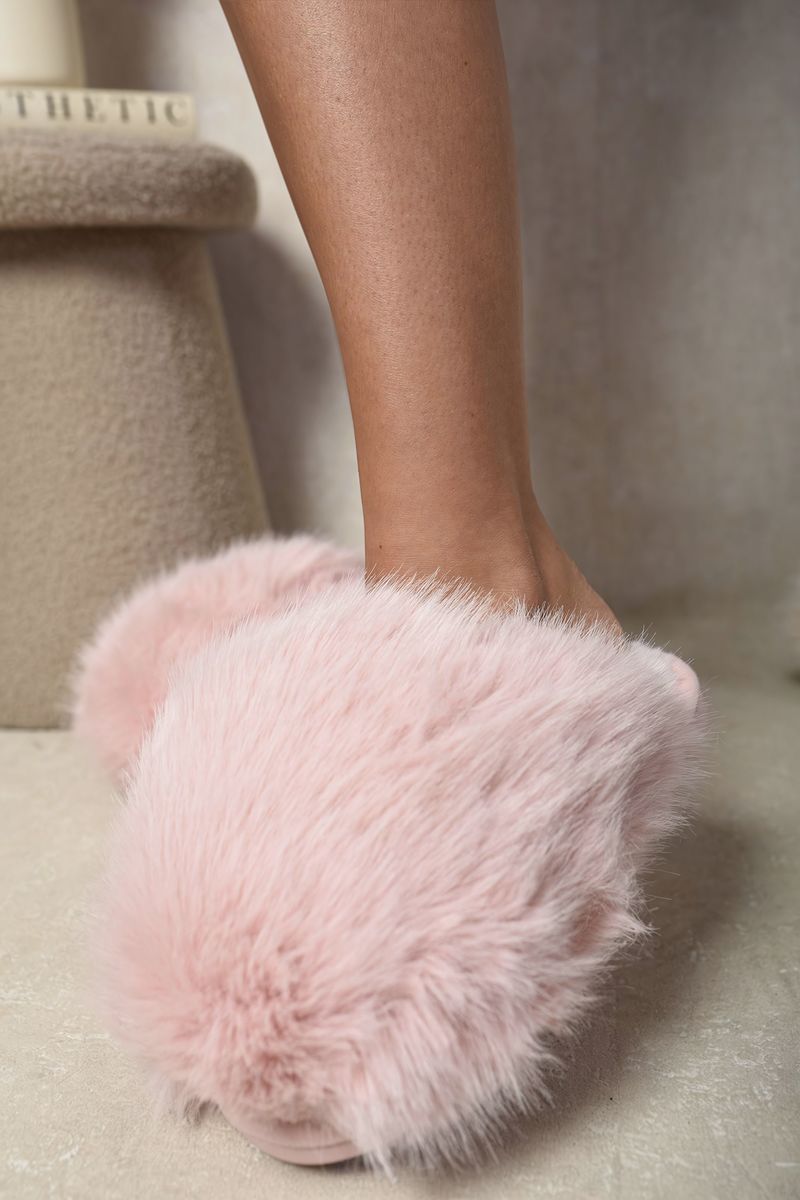 Kenike fluffy faux fur sandal texture detail
