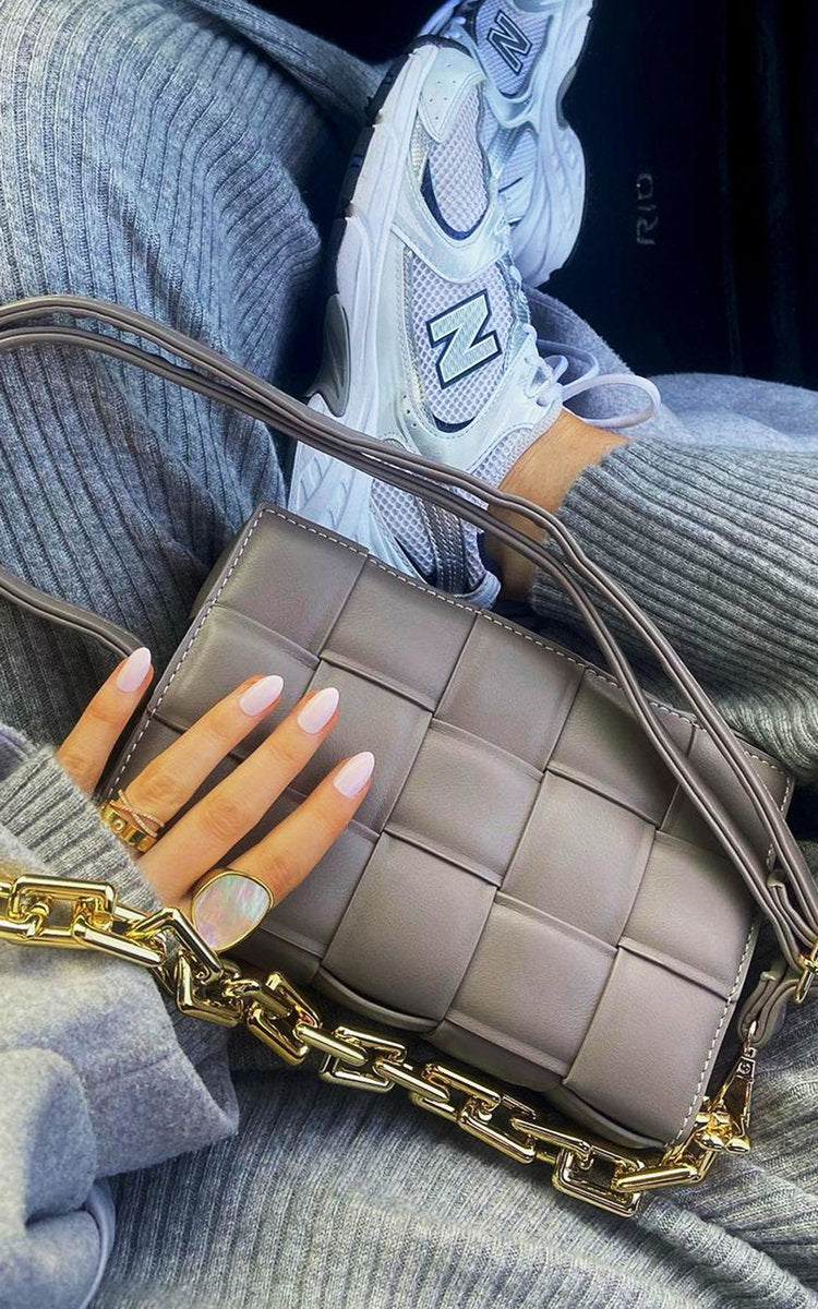 Kenike padded chain shoulder bag model styling image