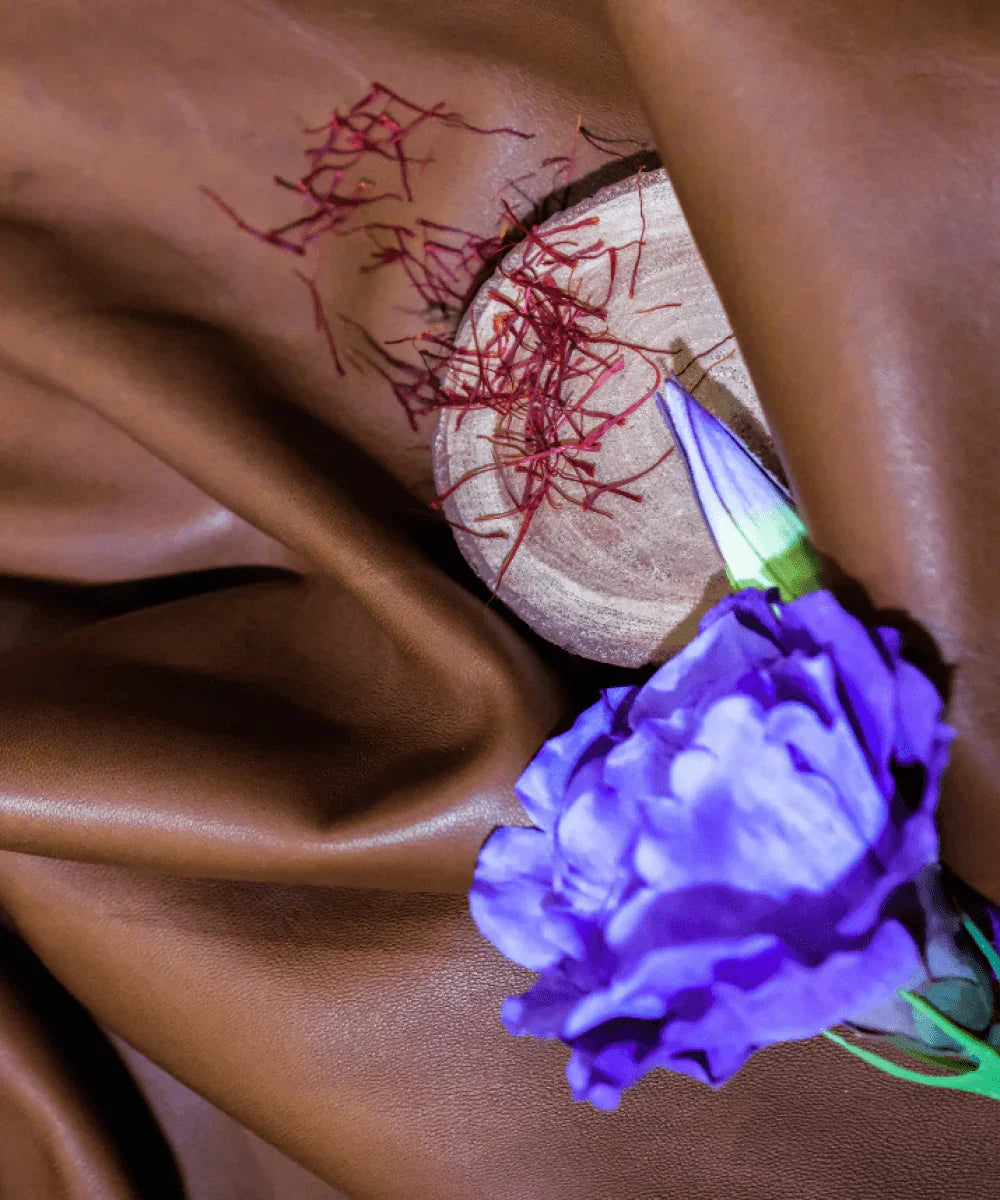 Maïssa Ottoman Leather fragrance notes image with saffron and leather styling
